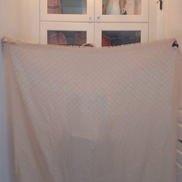 Louis Vuitton Classic Monogram Shawl - Picture 8 of 8